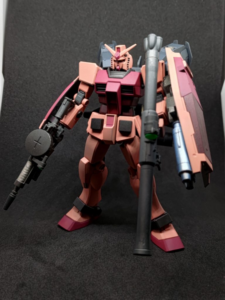 フル装備形態ライフルとキャノンだけでは継戦能力に問題があったので、ザクマシンガンとバズーカを装備右腕部にもサーベル搭載型バックラーを装備