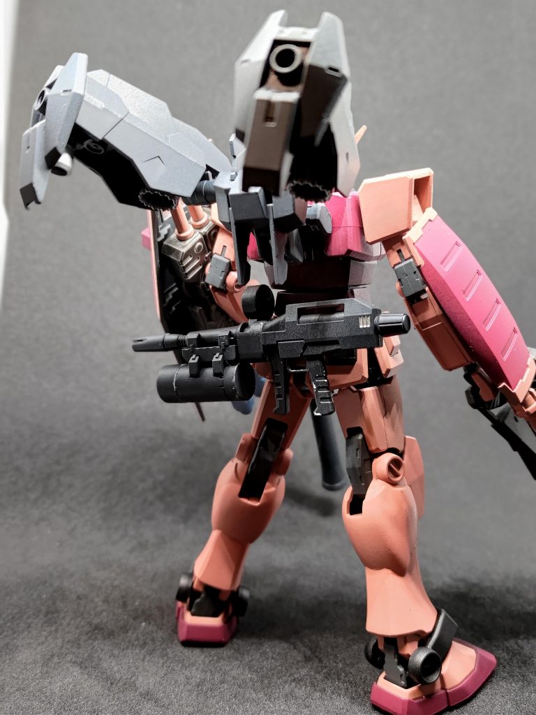 背面ライフルと腰部に磁石を仕込んで腰部に取り付けられる様にしてあります。ライフルのグリップの塗装剥がれちゃったけど、リペアするかな?