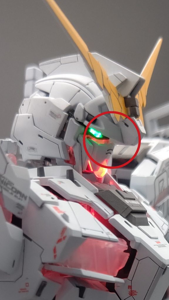 ここだけはひさしとフェイスの間が広くて間抜け面に見えたのでパテ盛りしてバランス調整してあります、正面から見ると悪人面かもしれません。