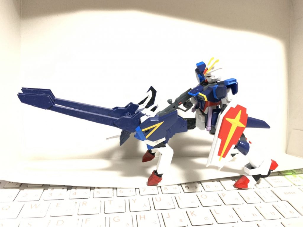 MA形態になります。冒頭でも書きましたが、この機体はMSVでありMS形態とMA形態の各1枚ずつの画像しか存在しない為、「どうやって変形しているのか?」「どのパーツがどこに、どのように動いて変形するのか?」を考えるのに苦労しました。