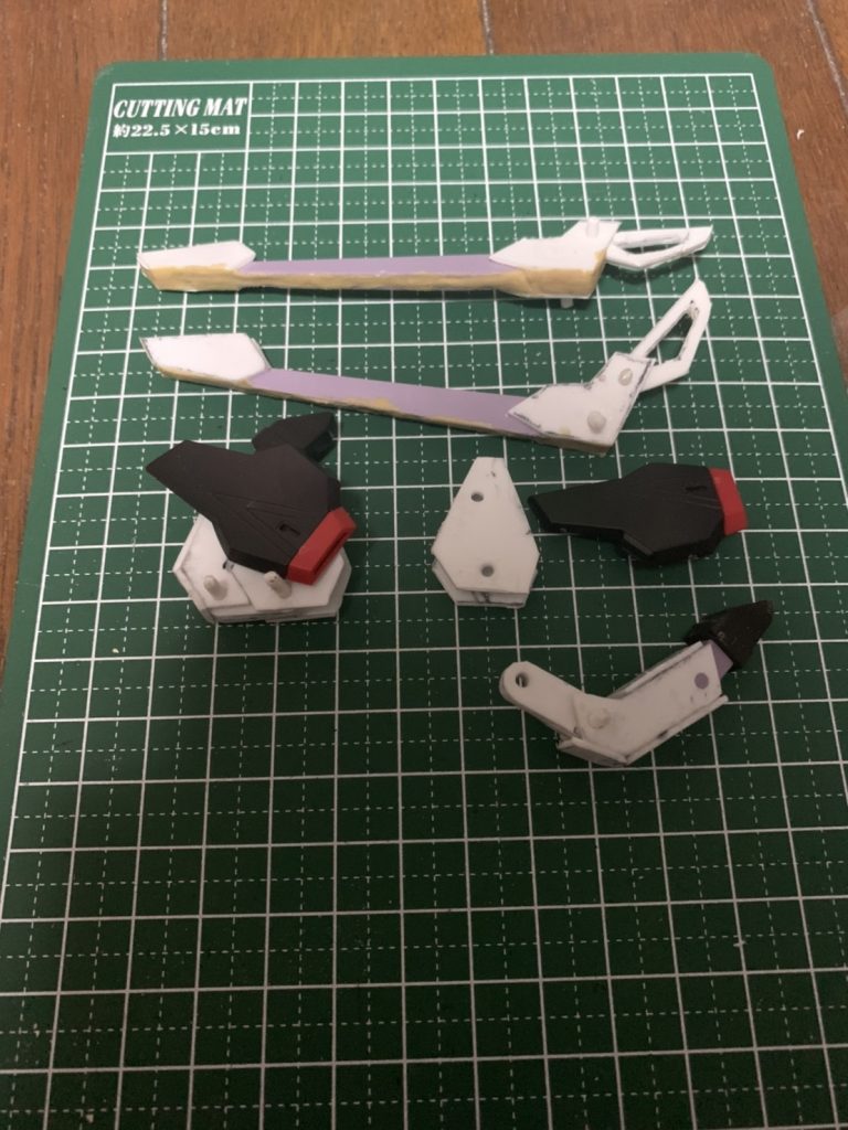 大型ビームソードの基部はガイアのパーツを利用、余計な部分をカットしています。それにプラ板貼りつけ。前足とその収納BOXは代用できるものはないのでプラ板で制作。前足の関節などはプラ板積層して穴を開けた所にプラ棒を通して関節としました。前足はMS形態時には収納BOXとピッタリ収まるようになるので、そうなるように制作しました。休みは仕事の合間に少しずつ制作したので日数的には3週間ほどかかりましたが、時間的には数日分くらいしかかかってないと思います。初めてのスクラッチ系改造でお粗末な感じですが、なんとか成し遂げて完成できたので満足しています♪