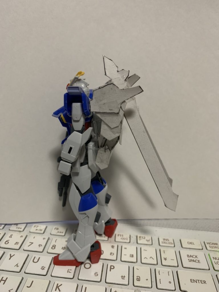 まず最初にインパルスに紙で作ったガイアシルエットを背負わせたりしてバランスをみたり試作しました。これを型として制作しました。