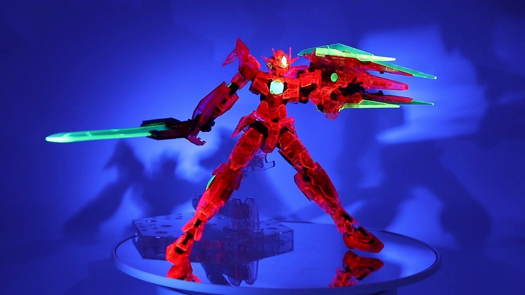 暗いところでブラックライトを当てています。グリーンのクリアパーツは未塗装でも発光します。