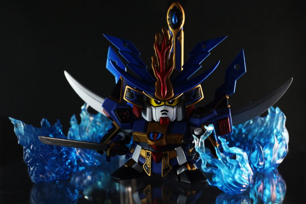 鳳凰頑駄無の弟、後の将頑駄無。“雷の鎧”に選ばれた武芸の達人で、雷神剣に電撃エネルギーを込めて必殺の「鬼火斬り」を繰り出す。