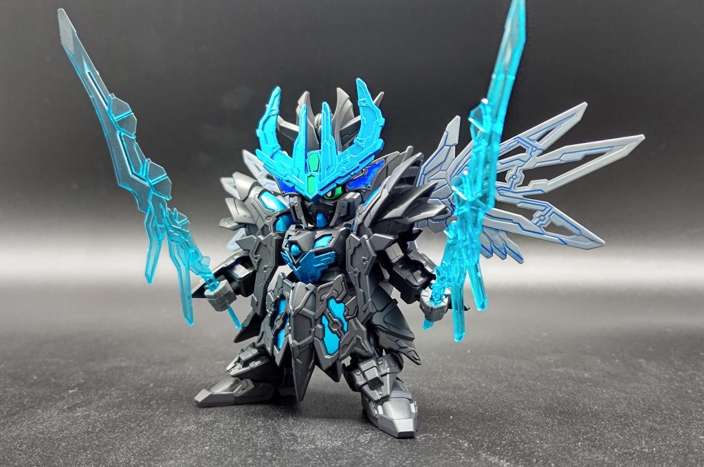 三国創傑伝のプラモはプロポーションが良く、このキットは肉抜き穴が見えにくい構造になっているので、ただ組んだだけて充分かっこいい。