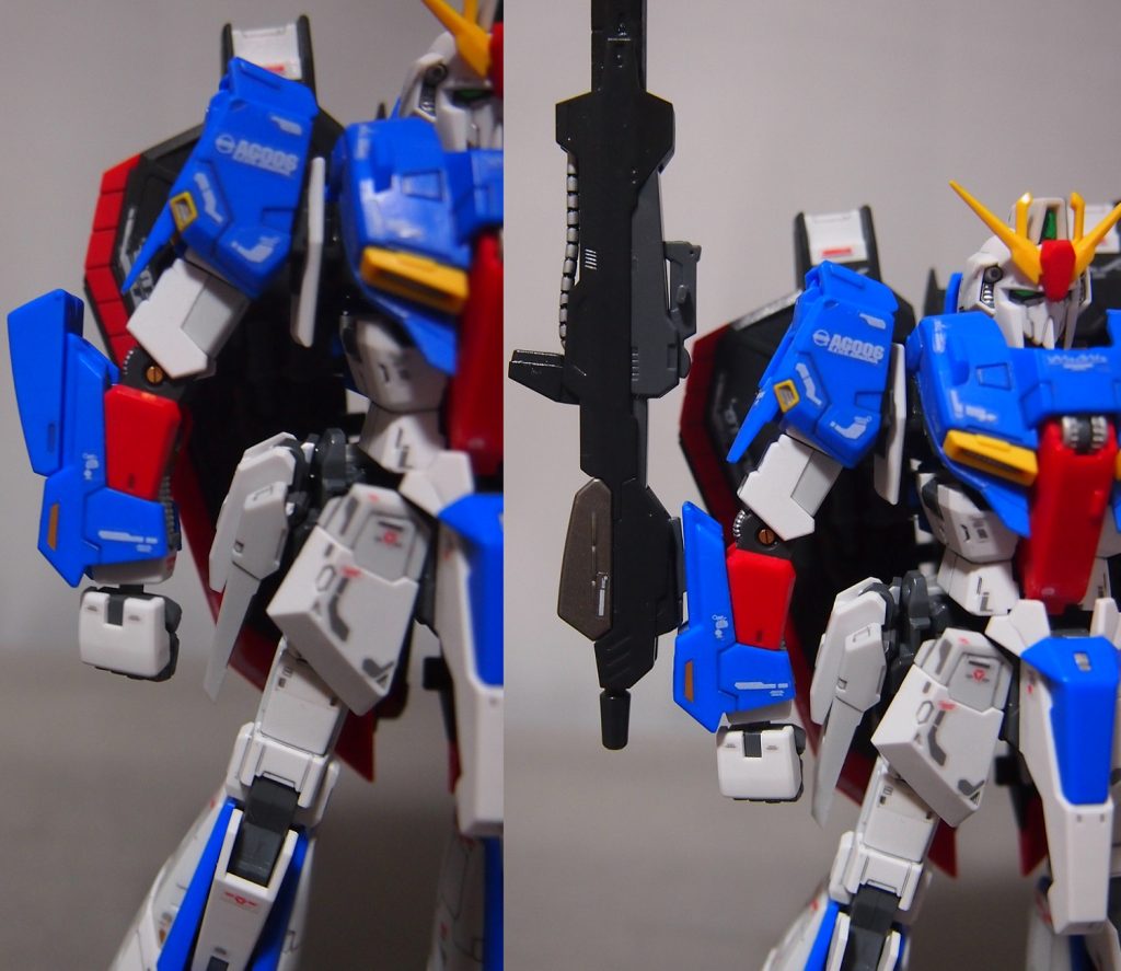 腕には、腕部グレネード・ランチャーの予備弾倉やビーム・ライフルを取り付けられます。