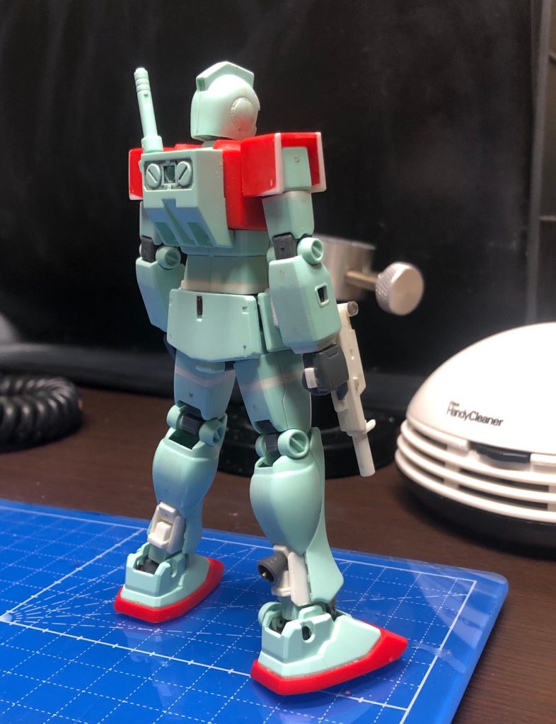 同僚が製作して10年以上(!)経っていることもあり変色が何か所もありましたね~。部分塗装した跡も見られますね。同じく経年で黄ばんだプラ板でいじりました。