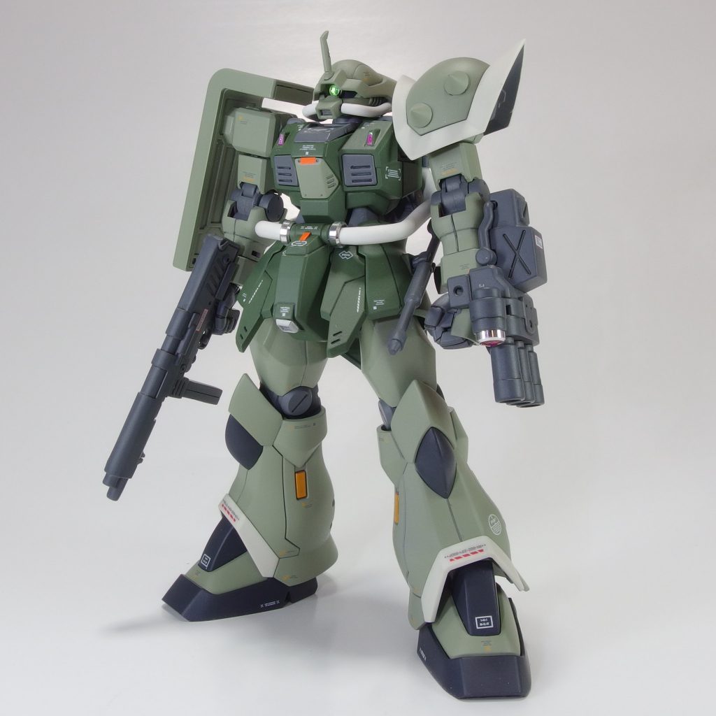 今回初めての試みとして、動力パイプを自遊自在に置き換えてみました。肩と裾のホワイトとリンクして、なかなかうまくいったんではないでしょうか。※１月２０日　右肩改修の上、写真を差し替えました。