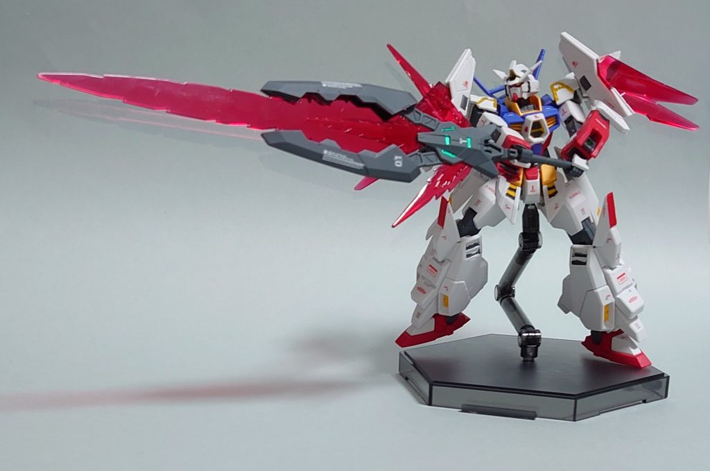 最初、赤のクリアパーツは派手すぎるかなぁ・・と思っていたのですが、いざ組んでみるとトリコロールに良くあっていて気に入りました。以下、製作過程です。