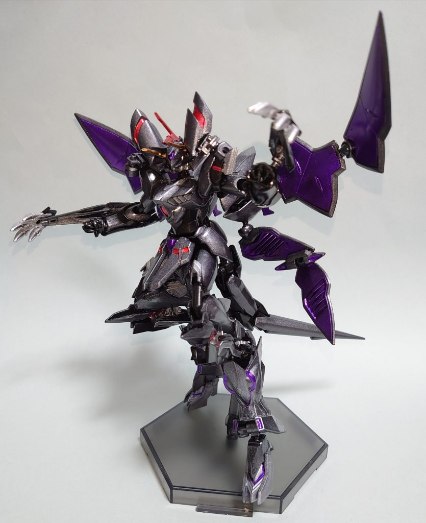 モチーフと同様にドラゴニック・アーサーへの転醒ギミックを備えています。さすがに色までは変わりませんが・・その代わり、カラーリングは騎士の覇王ソーディス・アーサーをイメージして黒銀と紫を主体にした黒竜風にしてみました。ちなみに武器とマントを外す以外は完全変形です。