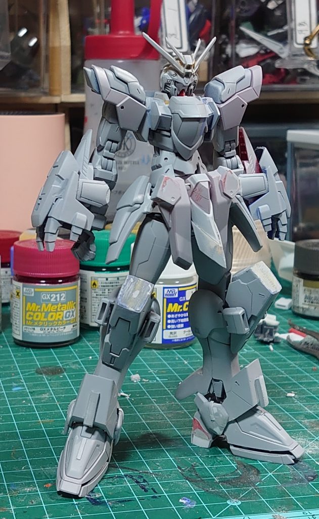 サフ 使用キットは頭:ゴッド、OOダイバー、シャイニングブレイク胴:ゴッド、OOダイバー、スターバーニング(首横の白いパーツ、↑のサフ写真には無い腕:ゴッド、トライバーニング、シャイニングブレイク腰:ゴッド、OOダイバー、ジェガンブラストマスター脚:ゴッド、シャイニングブレイク、シャイニング、トライバーニング嫌いなスジボリとかも最近はちょいちょい頑張るようにしてるんですがやっぱりめんどい…細かい作業はどうも気が滅入ります😇