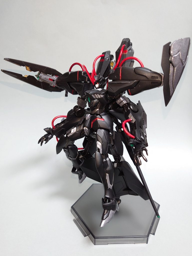 ・ハイレギルスライフル本機唯一の携行火器。レギルスライフルをベースに大改修を行った出力向上型。スタングルライフルを参考に高出力形態が搭載されており、バレルを展開することでより収束率を高めたビームが発射可能となっている。普段は右肩にマウントされたまま使用される。