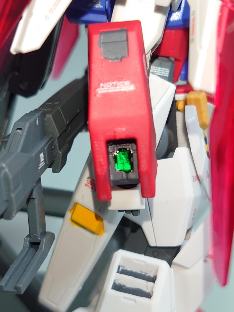 シールドにも少しアレンジを加えています。他の箇所と同様にMSファントムグレーで部分塗装をし、ビームサーベル発振部付近のセンサーは下にシャインシルバー、上からGXメタグリーンで塗装しています。