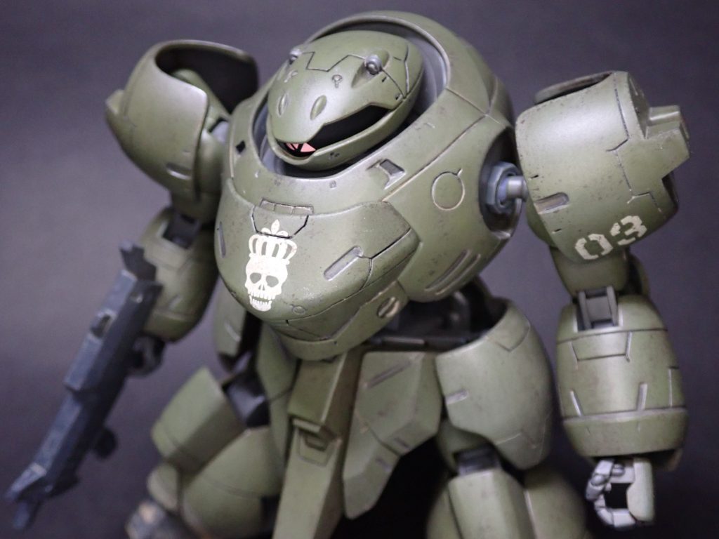 胸部アップ。これぐらい拡大すると、かろうじてチッピングが見えます。水転写デカールがキレイに貼れたのは満足です。