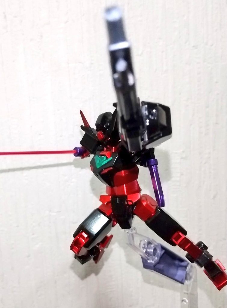 ブラッドコアガンダム/ガンナーアーマーを装備することは無いが武器そのものを呼び出す「コアウェポンシステム」を搭載している。