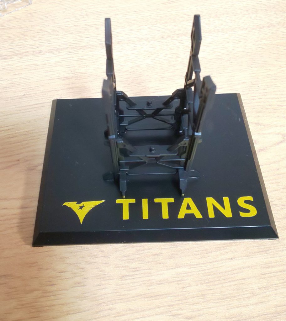 台座にティターンズカラーをペイント
