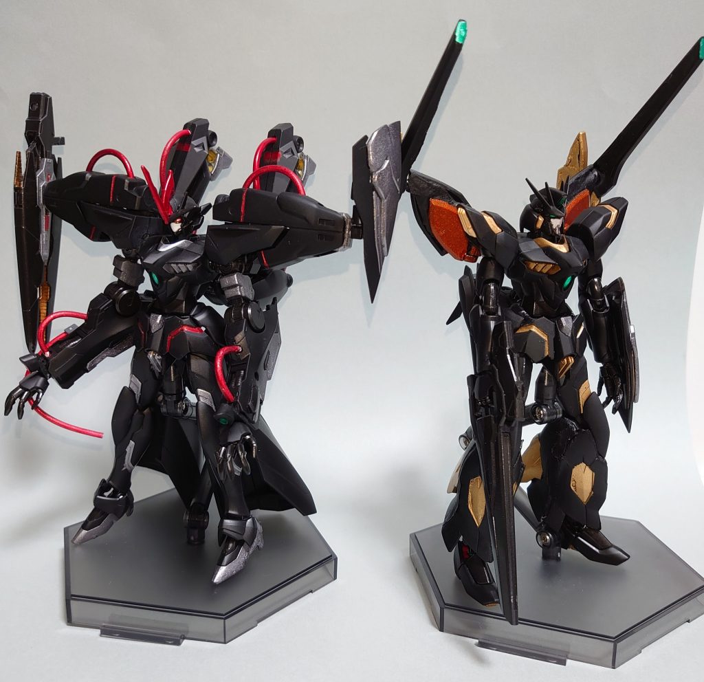 ・ガンダムレギルスCと比較前型機のガンダムレギルスCと並べるとこんな感じです。色のせいもあって、面影はあまりないです・・。ウィゲルをモチーフにしたのは単に好きという理由もあるのですが、それだけでなく、公式設定でゼダスCから続く砲撃型Xラウンダー専用機として開発系譜はゼダスC➡ウィゲル➡クロノスという風になっていて、ウィゲルはクロノスの試作機という位置づけになっています。で、この機体はガンダムレギルスCの発展機でウィゲルがモチーフ。何となくこの流れで察していただけた方がいるかもしれませんが、この機体にはクロノスに該当する後継機が存在します。そちらの方も制作中ですので、いつかガンスタさんの方で砲撃型Xラウンダー専用機の系譜を並べてみたいものです。
