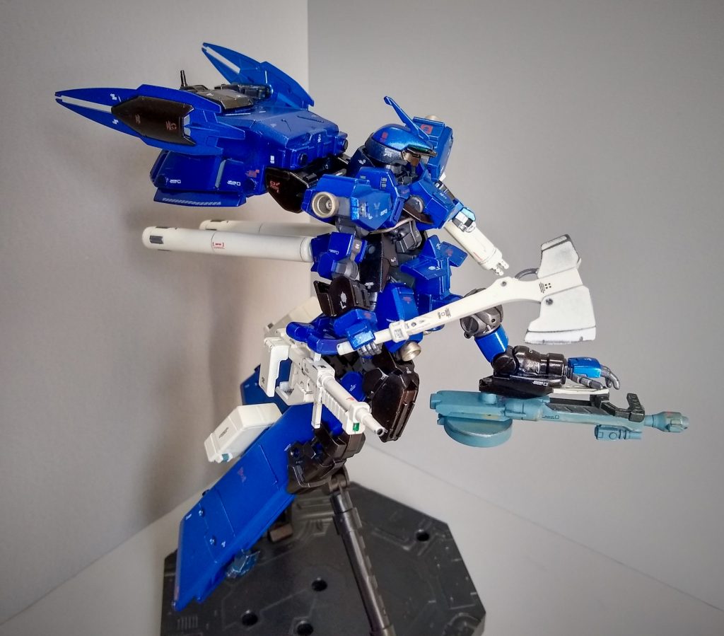 補給・潜入用に腰にマニピュレータを追加。そもそもMSの指って左右非対称で指も長さも違うとか整備性悪すぎでは?と思い、せめて左右対称にしましたが、なんだかイヤラシイ指付きになりました。接近戦は不得手としてますが、艦艇の壁を壊して進入路を作るのにバトルアックスを装備、ワイヤークローも使用頻度が高そうなので腰に移しました。ドラッツェのガトリングガン長すぎなので短めに、MS以外との戦闘なら手数が多い方が何かと便利そうなのでこの機体の標準装備です。