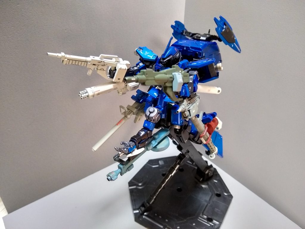 2本のプロペラントタンクは僚機の補給用にも、単純に前線に兵装を輸送するだけならこんな感じになります。弾切れ・ガス欠した僚機を全回復させて逃足もクソ速いと言う、味方に嬉しくて敵に嫌われる典型的な機体となりました。