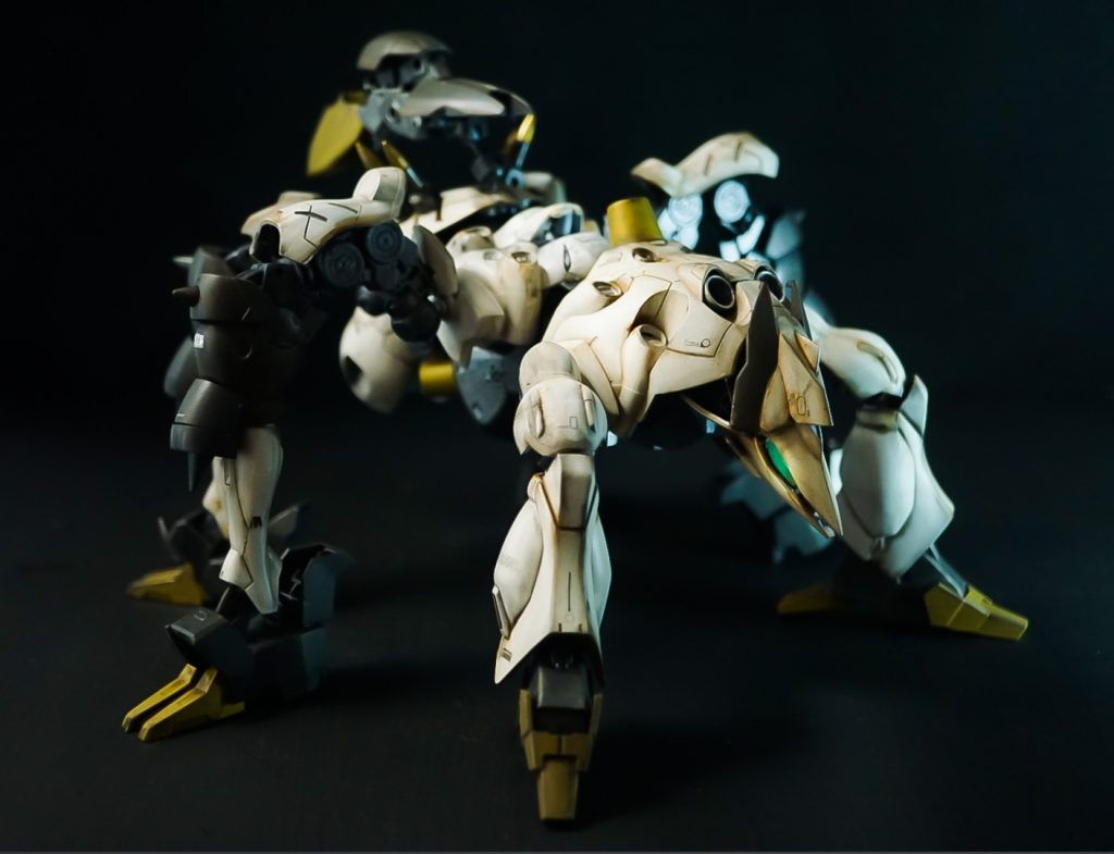 ウリエルは2体1組のMAとなっており、ガンダムのような姿の