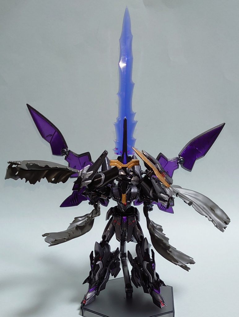 オリジナル要素として、ナイトマスターソード自体の機能を使って刀身をエネルギー刃に変更できます。ソーディアス・アーサーが不死スピリットを蘇生する時に剣が発光するのでそのイメージで持たせてみました。 そして・・いよいよ、もう一つのあの形態です。 お前は裏切った俺を じゃない、バトルスピリッツとお前の父親を だ だから 俺はお前を許さない! コア2個以上のスピリットとバトルしたことにより、転醒発揮!