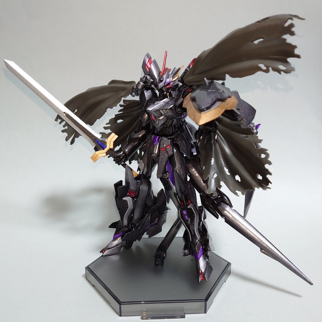 武装はエクスカリバー・・かどうかはわからないですが、ナイトソードです。MSGのナイトマスターソードのカラーリングをソーディアスに寄せて制作しました。武装はこれとシールドだけですが、ベースがレギルスと煌ギラーガなのでヴェイガン系のビームサーベルやギラーガビット等も使用できます。