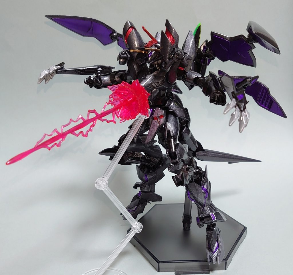 転醒時の全体破壊のイメージで。さすがにエフェクトは用意できませんでしたが、ギラーガのパーツを使っている関係上、背中からギラーガビットを放出できるのでアニメのような攻撃ができそうです。