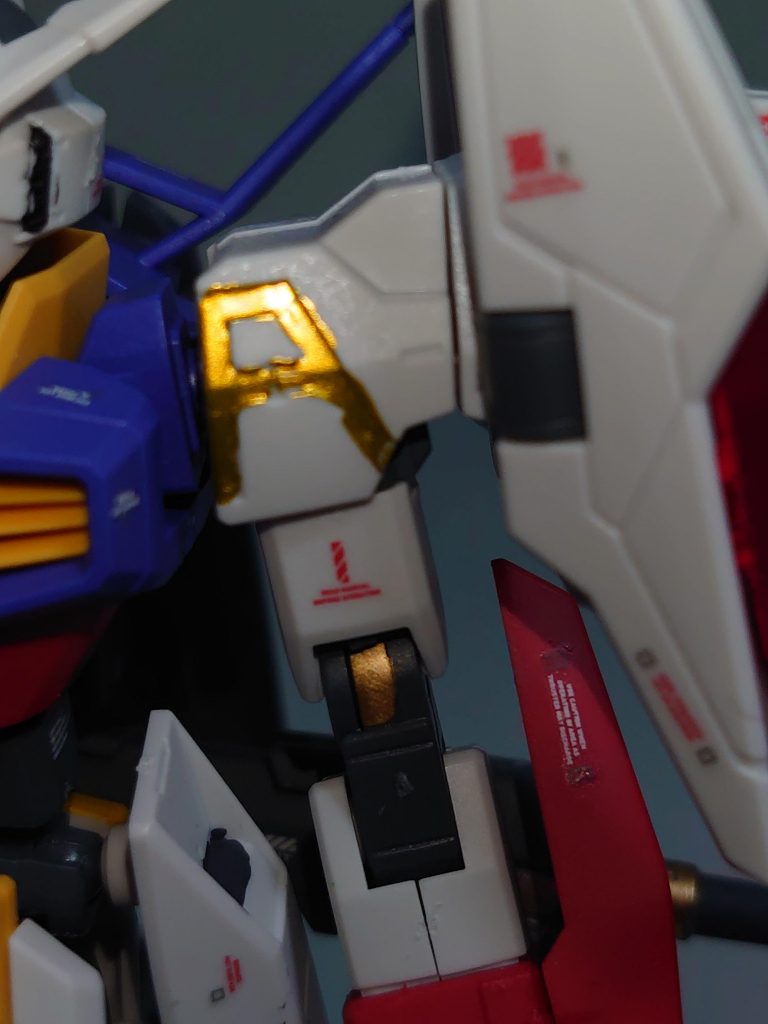 肩部のセンサーもスターブライトプラスで塗装しています。肘関節は僕の趣味でクレオスのGXレッドゴールドで塗装しています。