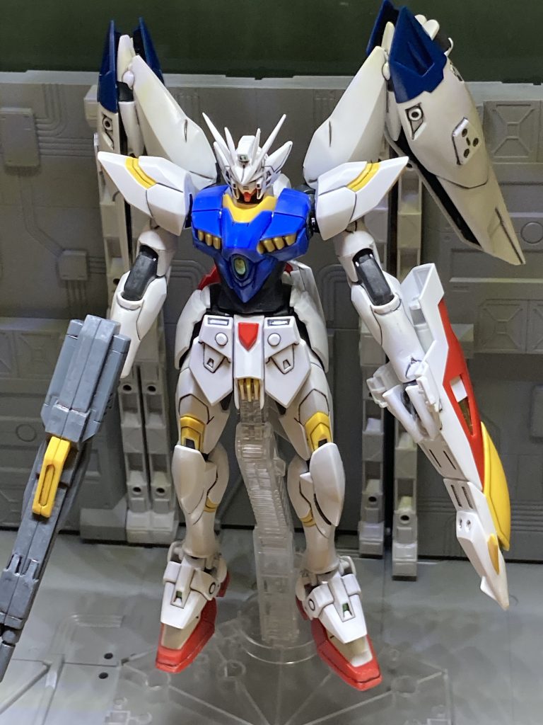 アセム編とキオ編の間の期間、ヴェイガンがEXA-DBの解析で発見したウイングゼロのデータを基に作成。データが完全でなかったため、未解析部分はヴェイガンの技術。ちなみにゼロシステムは再現できず。その後AGE-3のデータを入手したので、この機体データを参考にレギルスを作った、という脳内設定。