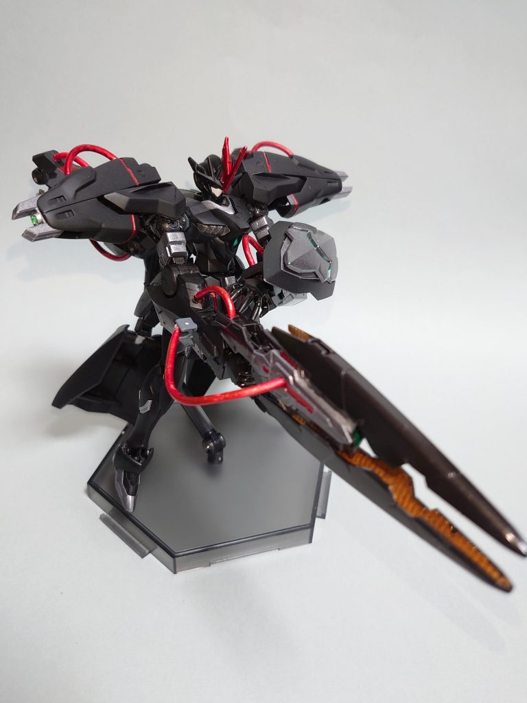 椀部のバスターハンドとエネルギーケーブルを直結させることで最大出力での射撃が可能に。アルスアースリィのビームライフルをベースにエネルギーケーブル接続用の3mm穴を開けて制作しています。当初は武装を持たせる予定はなかったのですが、ハイドラガンダムのパーツを多めに使用したことで、ウィゲルモチーフの機体であると同時に、「ヴェイガン版ハイドラガンダム」的な要素もあっていいんじゃないかなと思い、シールドと共に採用しました。