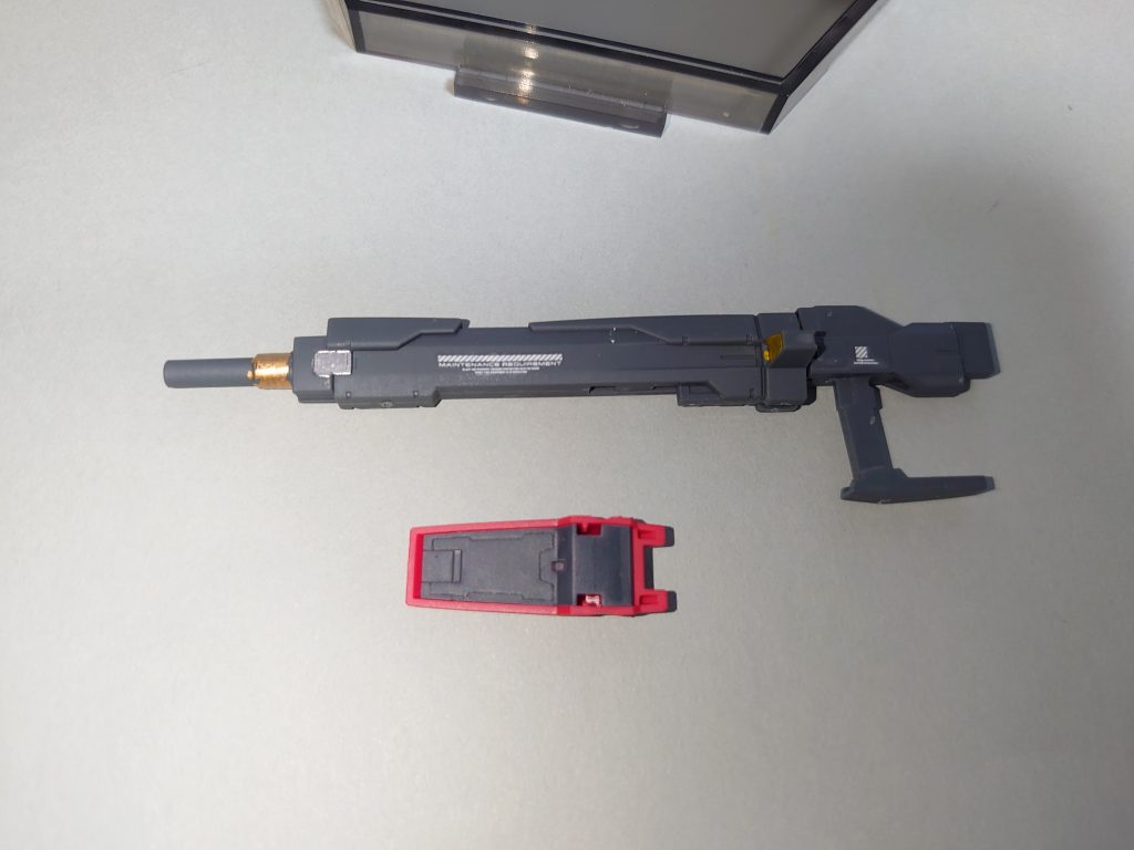 その他、ライフルはセンサー部分をスターブライトプラス、バレルをGXレッドゴールド、シャインシルバーで塗装。シールド裏はファントムグレーで塗装しています。