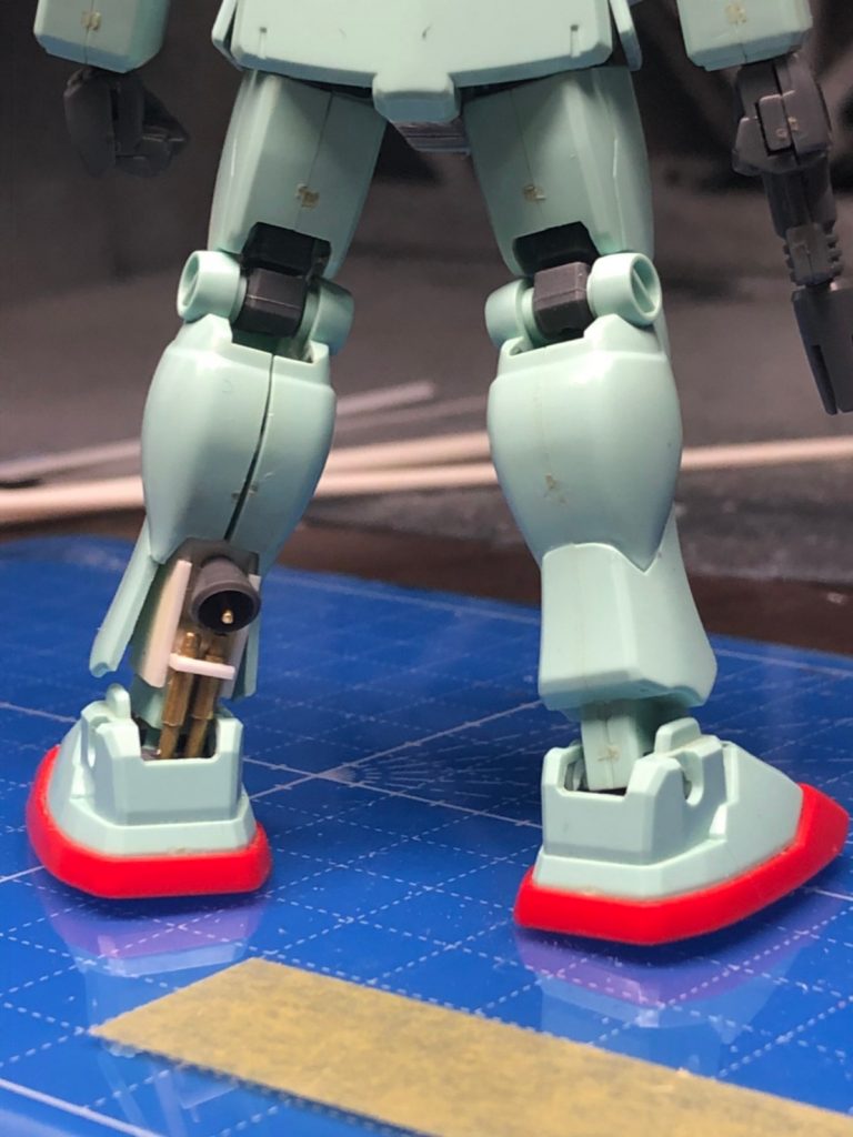 アキレス腱部分は銅パイプですね。プラ板で作った足首は、製作中に下腿に何度も抜き差しすることは分かっていたのでマグネット仕込んでます。そうすると壊す心配もなく楽ちんです。しかし磁石や金属類を使用したこともあり完成後は見た目より少し重いライトアーマーくん、これ如何に。見てくださってありがとうございました!!