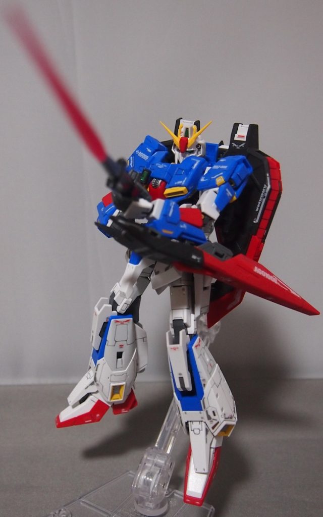 ビーム・ライフルを両手で構える。