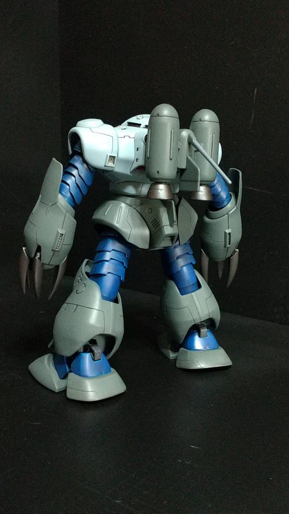 前作で気合いを入れすぎて時間もかかったので、お手軽に作れるキットをと探していたら、これはなかなかいいなと思ってチョイス。お手軽に成型色仕上げで・・と思っていたが合わせ目処理をして断念。全塗装するとして、どんなカラーリングにしようか迷って、そうだ本家の量産型カラーにしてみよう、これはいいアイデアだ、と思ってこんな感じに。しかし仕上げてから調べてみると、同じ考えの人っているのね。まあ私ごときが思いつく事だから当然か。＜下地＞・サーフェイサー1200（クレオス）＜ボディ＞・青淡/ダークゴーストグレイ（タミヤLP-36）・青濃/フラットブルー（タミヤLP-78）・グレー/グレーグリーン（クレオス36）・コクピットハッチ/ダークゴーストグレイ（タミヤLP-36）：灰色9号（クレオス97）＝7：3・爪・各バーニア外側/ライトガンメタル（タミヤLP20）：フラットブラック（クレオス33）＝8：2・各バーニア内側/チタンゴールド（タミヤLP-62）・ウォッシング/ガンダムマーカーリアルタッチグレー3・スミ入れ/スミ入れ塗料ブラック・ダークグレイ（タミヤ）＜仕上げ＞・（クレオス）トップコートつや消し