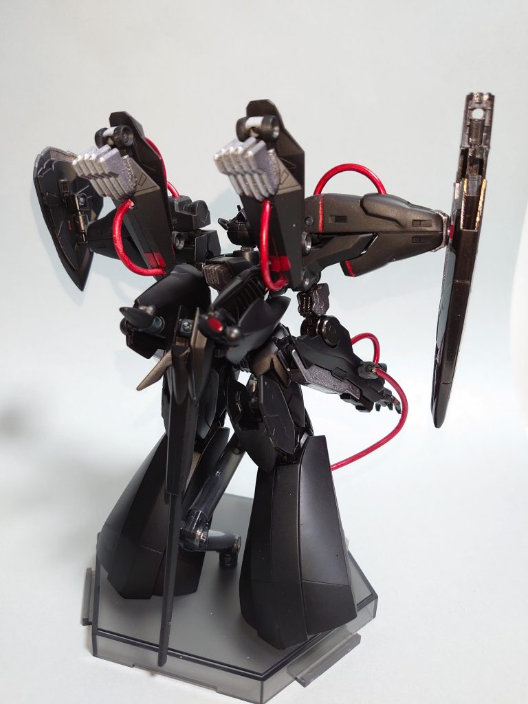 ・背面胴体とレギルスコア周りはベース機と同じなのですが、椀部の変更やハイドラガンダムの脚部装甲の追加でシルエットを変えてみました。