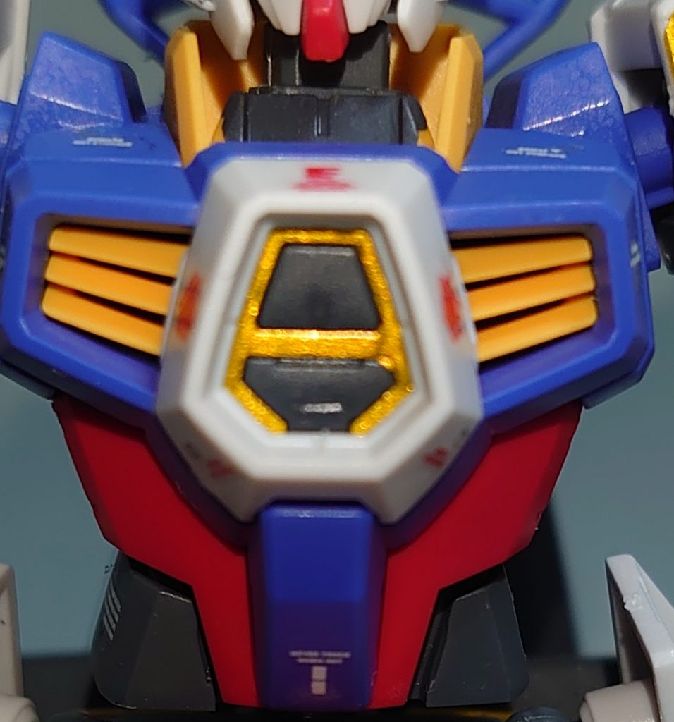 胸部はクレオスのMSファントムグレーとガイアノーツのスターブライトプラスで塗装。センサー部分の黄色はかなり綺麗に光ってくれます。