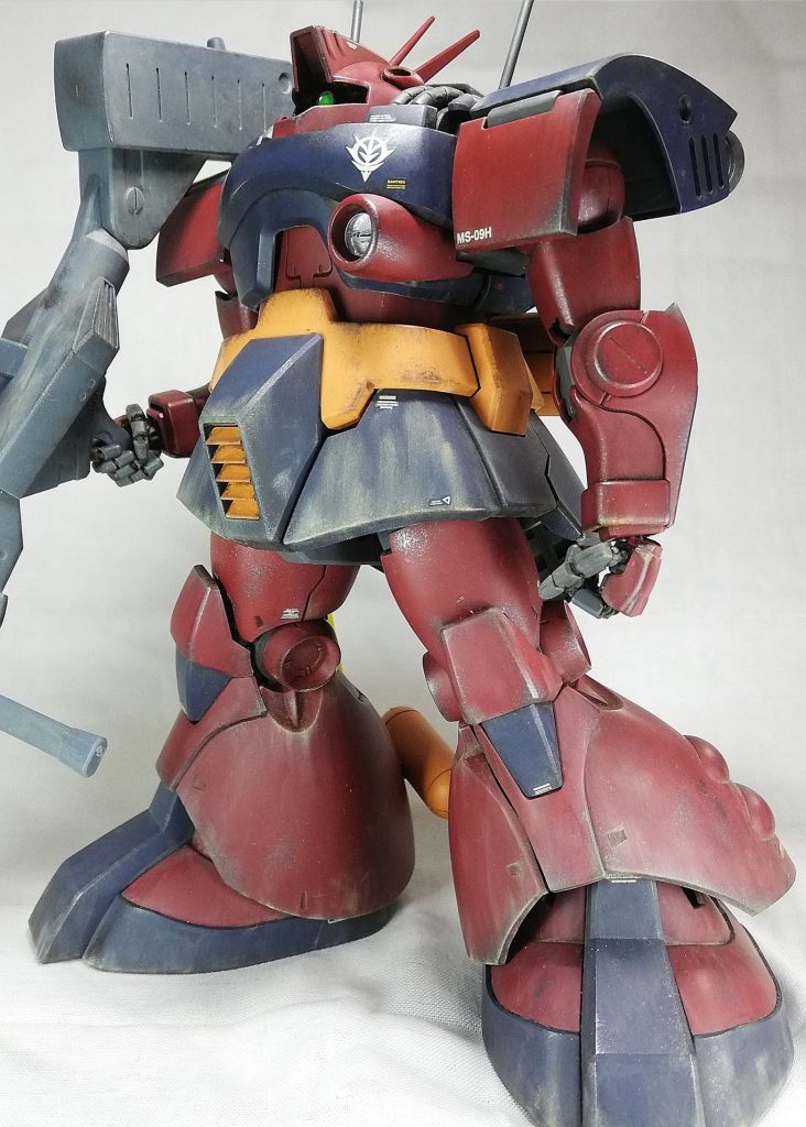 まえ。バーニア内部を赤で塗装した以外は無塗装です。ただ、いつもの様にウェザリングカラーでウォッシングの後、ウェザリングマスターと焼鉄色でウェザリングを行っています。