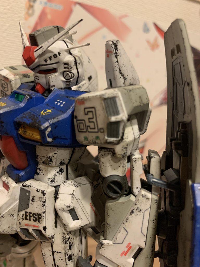 肩のスリット（でっちあげ）は泣きながら作りました。だって細切れにしたプラ板すぐ飛ぶし…