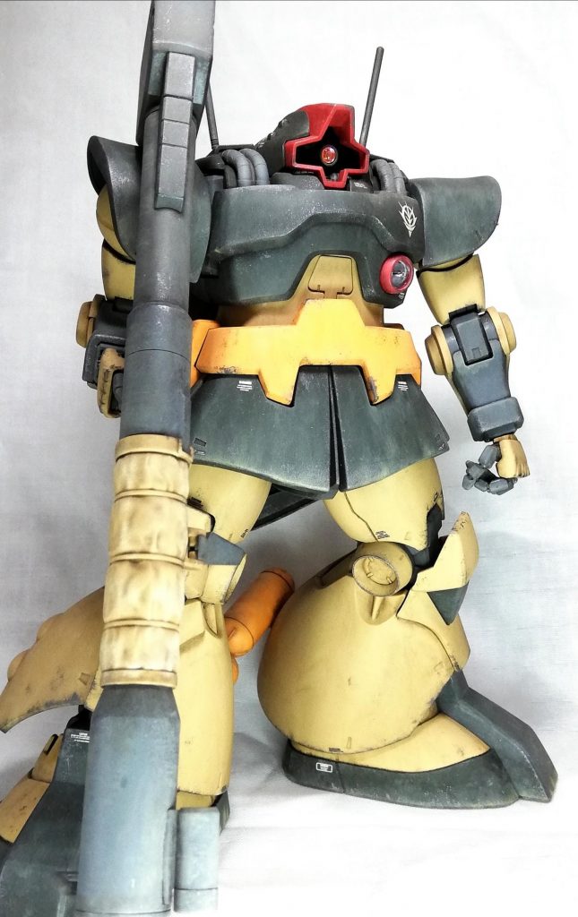 全体像。キット自体は、良くできでいると思うので、モノアイを変更した以外は素組みで、塗装もしていません。そういう訳で、今回はウォッシングとウェザリングを中心に製作しました。