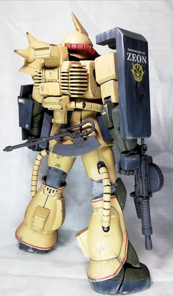 うしろ2。膝のシーリングは、色々と試したのですが、最終的には、メイク用コットンの外側を一枚剥がしウェザリングカラーで塗装して巻きつけています。膝の可動にも影響する事なく、今回の一番のアピールポイントです。