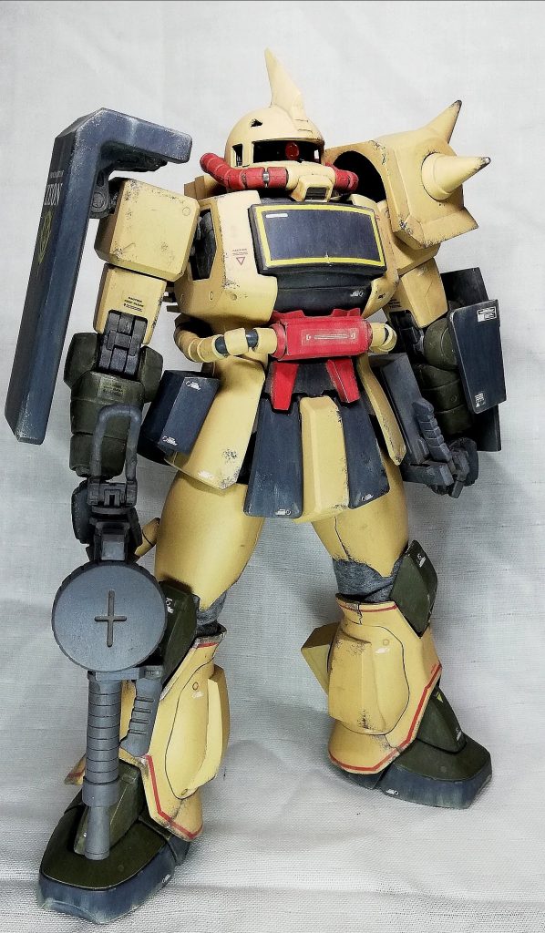 斜めまえ。マシンガンはザクシンガンからのお手軽改造。カラーリングは、旧キットと同じ様に、タンとオリーブドラブ。脚部、胸部のラインはマスキングによる塗装で表現。(初めてだったのですが、意外と上手くいきました…。)旧キットのインスト程ではないですが、軽くドライブラシのあと、ウェザリングカラーで、ウォッシングとウェザリングを施して完成させています。