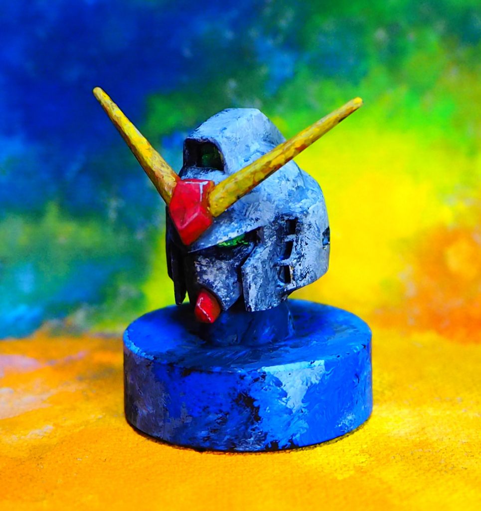 頭部左側がエゥーゴカラー。コチラから光が当たっている…イメージで塗りました。