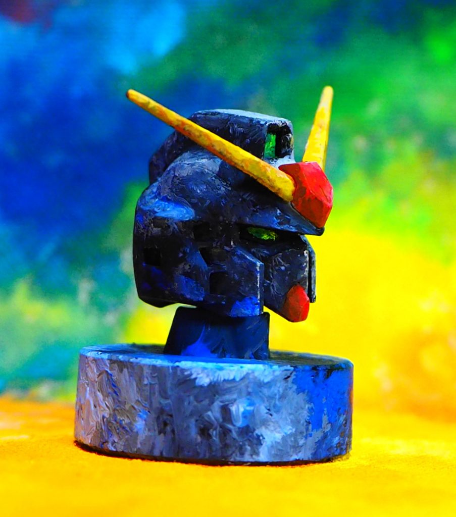 頭部の右側をティターンズカラーに見える暗めのブルーで影色にも見えるように塗りました。純粋なティターンスカラーに寄せてませんが…