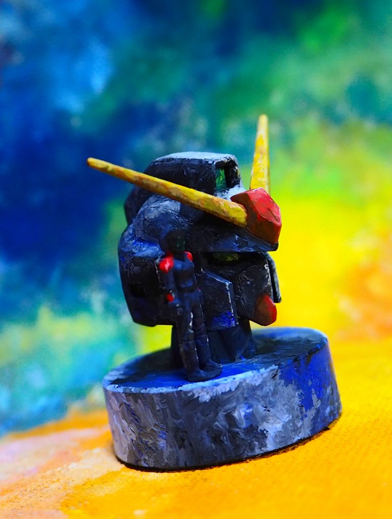 頭部だけでは寂しいと思いビルダーズパーツ1/100の女性パイロットスーツフィギュアをエマ中尉のティターンズ・ノーマルスーツカラーで塗り、立たせました。