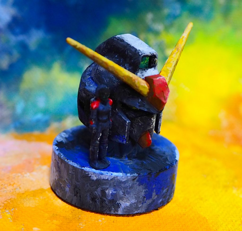 台座の裏側にネオジム磁石を仕込みエマ中尉の足元にマグネットセッターを貼りつけているのでこの場所限定ですが取り外しは可能です。