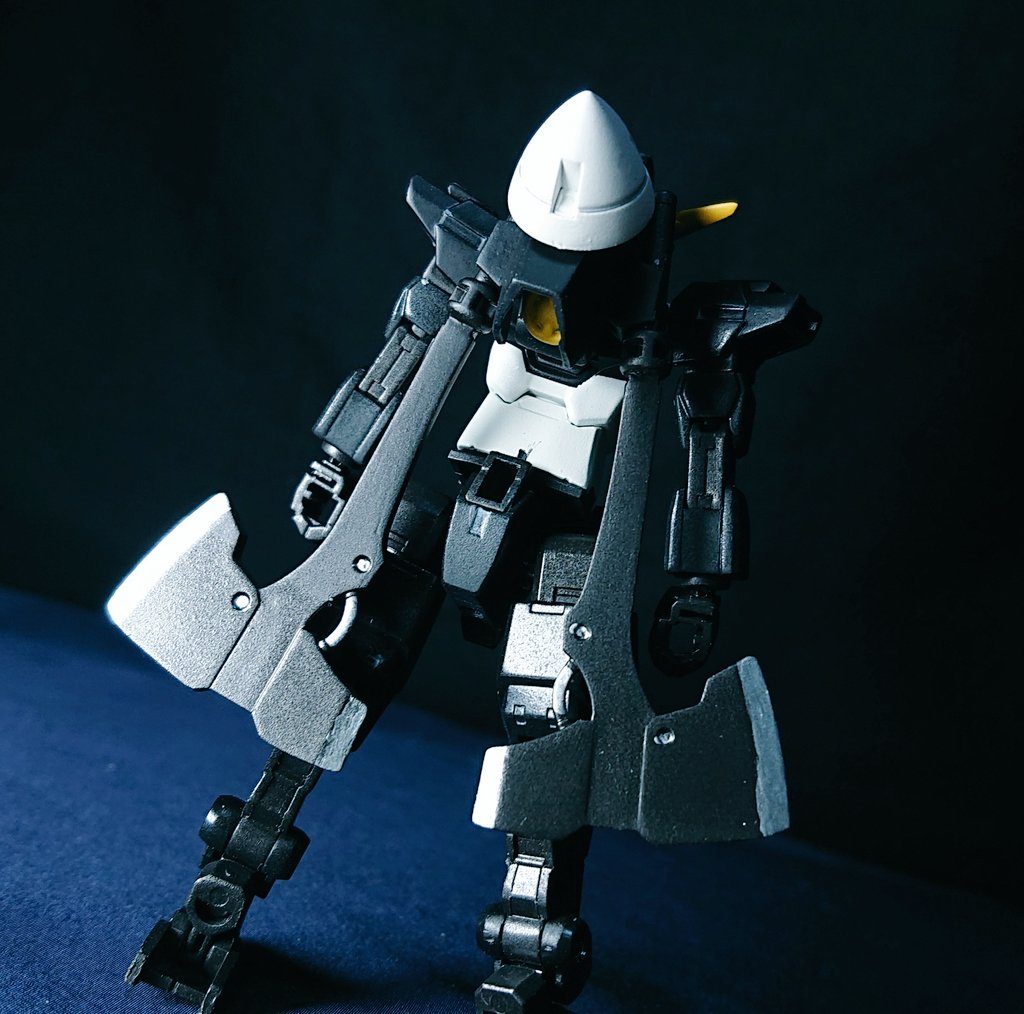 背面
本機のメイン改造はこっち
コアフライヤーシステムをオミットし、GNドライブを追加、バーニアもGNバーニアに変更されている
そしてビームサーベルを小型アックス2本に変更されている