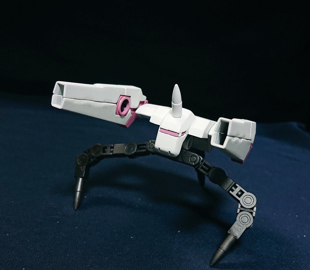 本体小型MAと言われる由縁智天使の名を冠する通り厄災戦時は高度な人工知能を用いての電子戦や他MAの倒したMSを改修し自身の武装として使用していた高度な人工知能とは伊達じゃなく同時に数十体のMSを操りケルブ自身も戦っていた