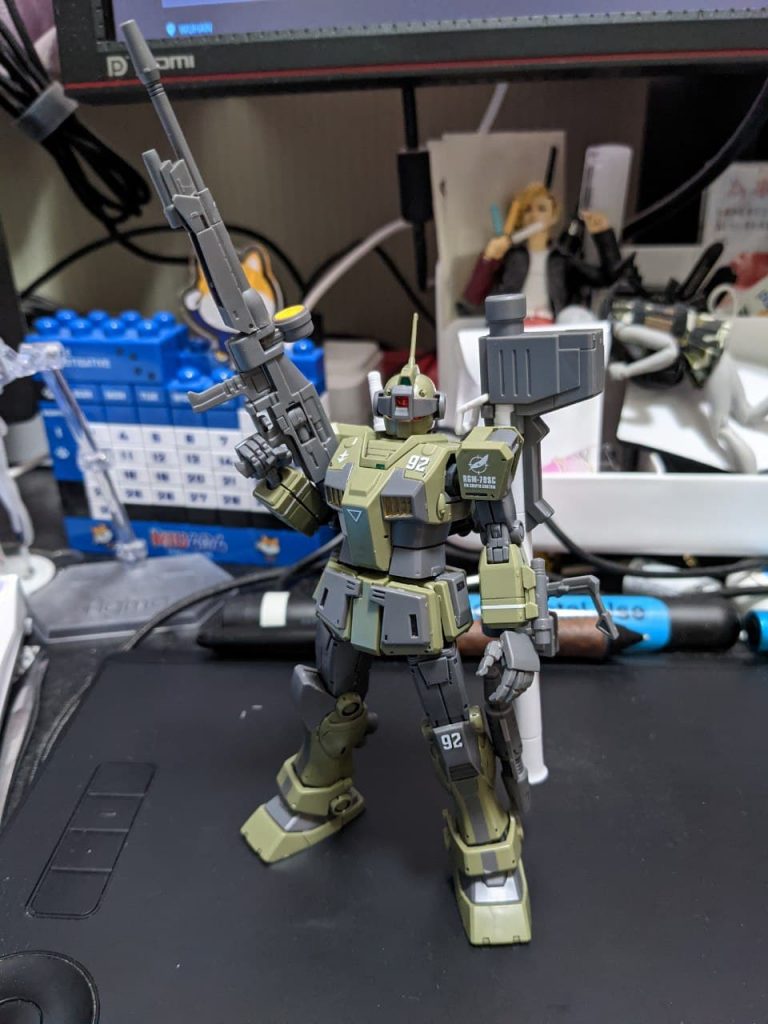 [deepl]フェイスガードを省略してHGオリジンガンダムのバズーカマウントとビームサーベルラックを入れて終戦間近ということで、GMスナイパーカスタムにあらゆる武器を詰め込んで、様々な範囲での交戦に備えています。omitted the face guard, put in HG origin gundam's bazooka mount and beam saber rackthe idea was that it's near the end of war so they stuff every weapon they can onto the GM sniper for engagements in various range