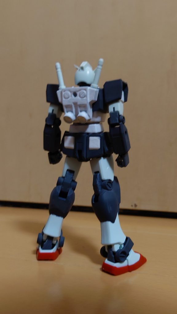 色々とプロトタイプガンダムは形状が違うところが多いですが今回は「RX-78-2仕様に変更されたRX-78-1」という設定で作成しております。ので前腕とアンクルガードは目をつぶって下さい(^･^)