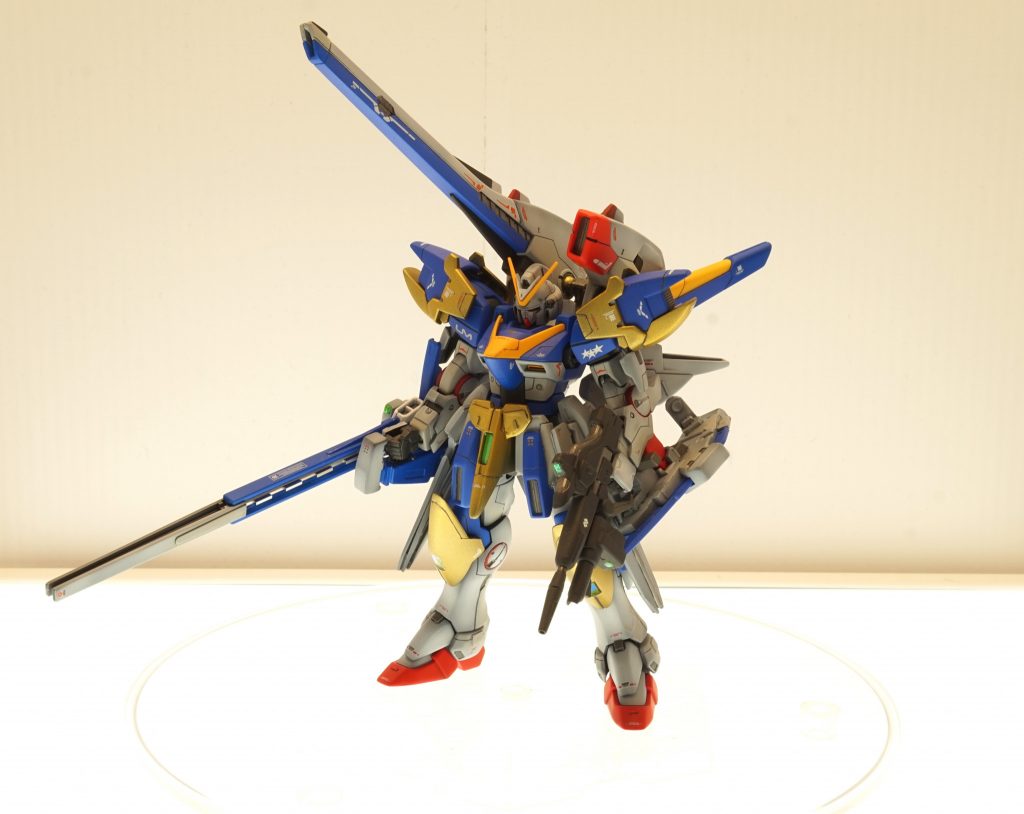 最後はアサルトバスター形態です。全部載っけの衝撃、ついでに左の武器持ち手も制作していますので、まさにフルアーマー状態です。